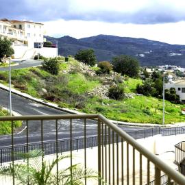Green Oasis Penthouse, hotell i Peyia