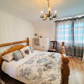 Bright 3 bedroom house with private garden near Edinburgh - Woodside home