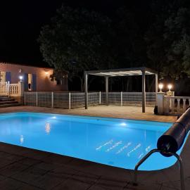 Esquiròu Varois - Maison avec piscine, Hotel in Moissac-Bellevue