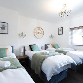 Relaxing 3BR Home Free WiFi & Parking Perfect for Long Stays, hotel a Killingbeck