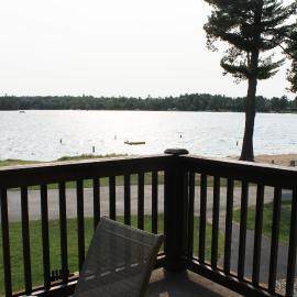 2 bed condo on Duck Lake in Eagle River, hotel em Eagle River