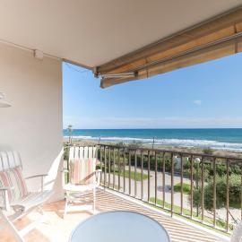 Viesnīca LETS HOLIDAYS Beach front apartment in Gavà Mar, Pine Beach pilsētā Gava