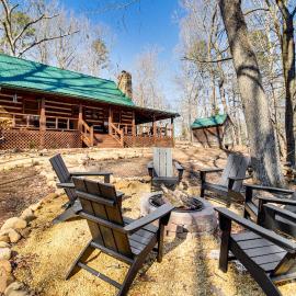 3 Mi to Dtwn Ellijay: Tree-Lined Cabin w/ Deck!, Hotel in Ellijay