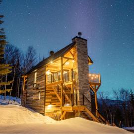 CHAMONIX - Micro Chalet with Panoramic Mountain Views near Québec, hotel i Lac-Beauport