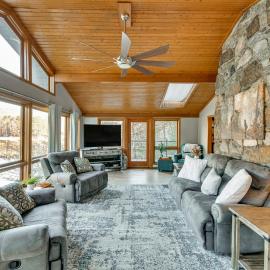 Hot Tub & Lakefront Deck: Cabin on Lake Lure, hotel in Lake Lure
