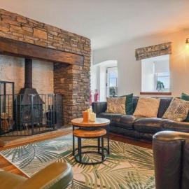 3 Bed Farm Cottage, Hotel in Swansea