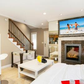 Multi-Level 2BR-Fast WiFI-Free Parking -CM-1, Hotel in Costa Mesa