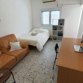 דירת סטודיו מרווחת במרכז העיר נתניה, hotel in Netanya