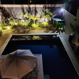 Suíte tripla com vista piscina em casa familiar de luxo em Itaipu