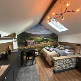 Stay at Posh Garage, hotelli kohteessa Harrogate
