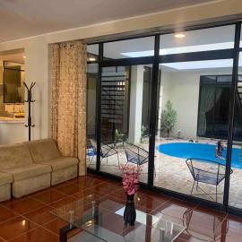 Casa Hospedaje Las Lomas con piscina en La Merced, hotel La Mercedben
