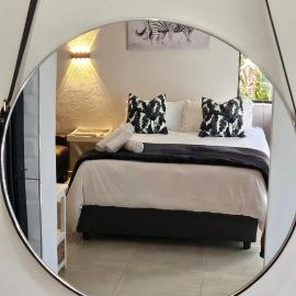 Honeywood Stays - "Romantic escape" Sunroom Near Airport, Fast Wi-Fi & Secure Parking, hotel in Gqeberha