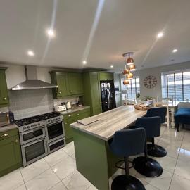 Portaferry Waterfront Townhouse with Hot Tub، فندق في بورتافيري