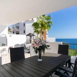 Beautiful apartment with stunning sea views and a large terrace!, hotel in Torrox Costa