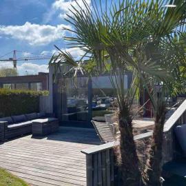 Luxury chalet in a quiet park by Lake Esmeer، فندق في Aalst