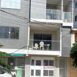 Apto no centro comercial de guriri, 2 garagens andar térreo