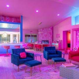Dollhouse Daydream! Barbie-Inspired Home, hotel in Peoria