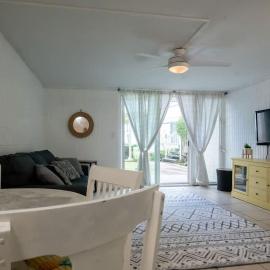 Ground Level Beachfront Studio, hotel em Hauula
