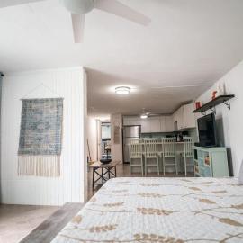 Beach & Country Beachfront Studio, hotel em Hauula