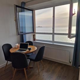 Flat by the sea with great view, hotel in Kinghorn
