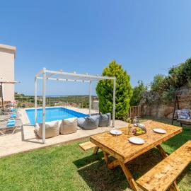 Cretan Sunny Villa With Heated Pool, hôtel à Kournás