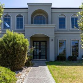 Spacious Home with Ensuites, Hotel in Mount Waverley