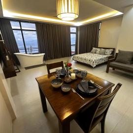 Couple Suite Batangas Private Tub and Sunset Balcony, hotel em Lobo