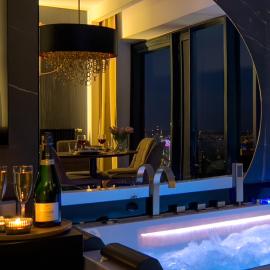 URBAN APARTMENTS Golden Royal, JACUZZI by the window, Chilled Prosecco, PS5 - Free Garage, ξενοδοχείο στο Κατοβίτσε