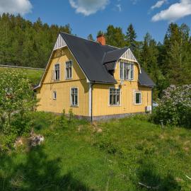Nyrenoverat hus med takdusch massagedusch värmegolv badrum, hotel a Ljungaverk