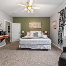 NEW King Bed,Suite,Downtown BR Southern Charm Boxcar