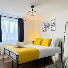 2BR 2BA Flat - King Beds - Free Parking - Near LGW Airport