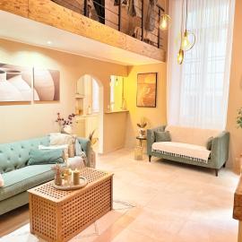 Spacious Loft, Duplex, Old Town, 3 bedrooms - EASY CHECK-IN, hotel Nizzában