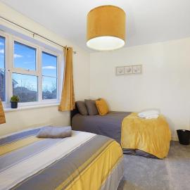 Ashford Stay Parkfarm location Comfortable with Netflix to chill