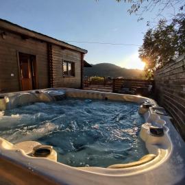 Le Chalet jacuzzi et Détente 4 Étoiles, hotel in Bagnères-de-Bigorre