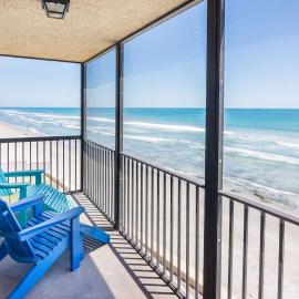 You cannot get any closer to the beach! 2BR condo, hotel di Satellite Beach