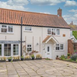 Rose Cottage, Dog-Friendly Village Stay, 2 Minutes from the Beach, hotel in Winterton-on-Sea