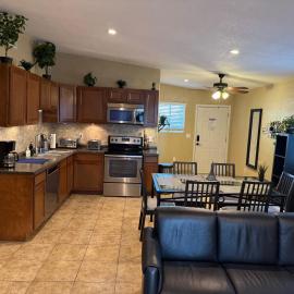 3 Bedroom, 2 Bath Whole House, Arizona State Univ, Tempe, Mesa Scottsdale on Light Rail, Dogs ok, Work Space, hotell i Mesa