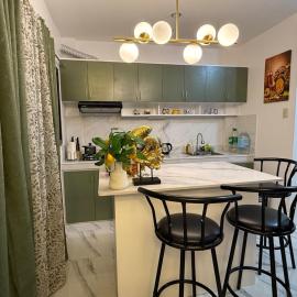 A Suburban Haven, top floor unit with Balcony- at Camarin Caloocan City!!, hôtel à Camarin
