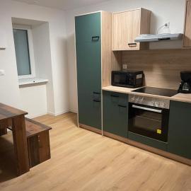Sehr schöne und Modernisierte Wohnung mit moderne Wohnraumlüftung، فندق في Pfedelbach