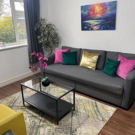 Spacious and Bright 2 Bedroom Ground Floor Apartment 5 min walk from town centre with Free Parking Business and Leisure by Jesswood Properties, Hotel in Hinckley