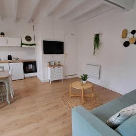 Charmante Maisonnette Rénovée - 5 min d'Argenton Sur Creuse、Chabenetのホテル