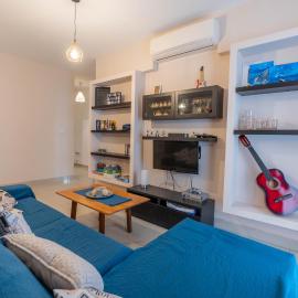 Spacious Home with Balcony BBQ & Games - Sleep 6 by QuickTrips