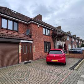 Large Modern Home Near Barking Station With SuperFast 1gbps Wi-Fi & Free Parking, hotel in Barking