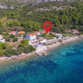Bella Perna 3-Bedroom beachfront apartment, hotel a Kučište