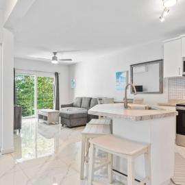 Casa Angelica Apt 202 steps to Sandy Beach