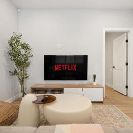 Calgary में, होटल 2 Bedroom Spacious & Private Guest Suite - King Size Bed TV in Room, 58" Smart TV in Living Room, In-suite Laundry, Private Entrance & More