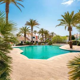 Cozy apartment - Beach 100m away, hotel in Sa Caleta