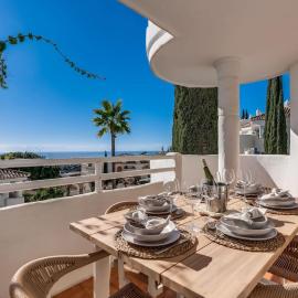 Ultimate Rentals - Appartement Met Adembenemend Zeezicht in Mijas Calahonda, khách sạn ở Mijas Costa