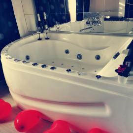 Iasi Jacuzzi Apartment E, hotel a Iaşi