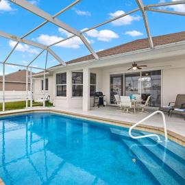 Family & pet friendly, bikes, heated pool & sleeps 11! Villa Grace - SWFL Rentals, hotel v mestu Matlacha